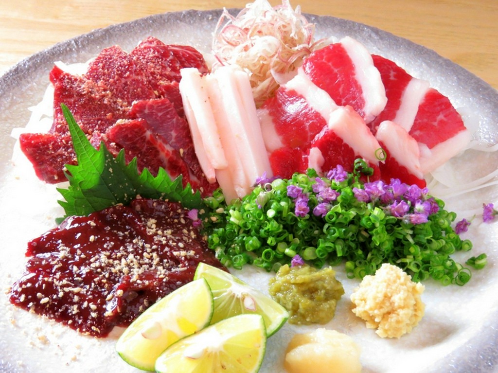 観光に訪れたゲストにオススメ。馬刺しが味わえる郷土料理コース