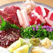 熊本城からほど近く、観光エリアにある【旬彩酒楽こころ】では熊本県ならではの味もそろえています。オススメは『霜降り馬刺し付き熊本郷土料理コース』。メインの馬刺しに加え『一文字グルグル』などが味わえます。
