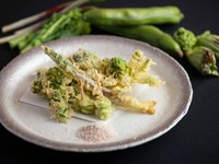 【季節限定】香りや食感がいい春の味覚がたっぷり『山菜の天ぷら盛り』