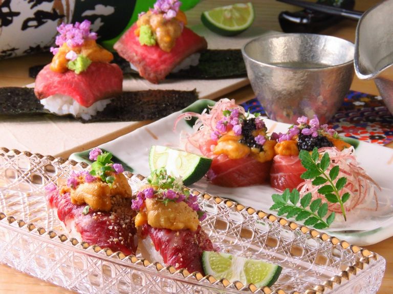 華やかで豪華な『ウニ・トロ・キャビアの濃厚贅沢巻き』