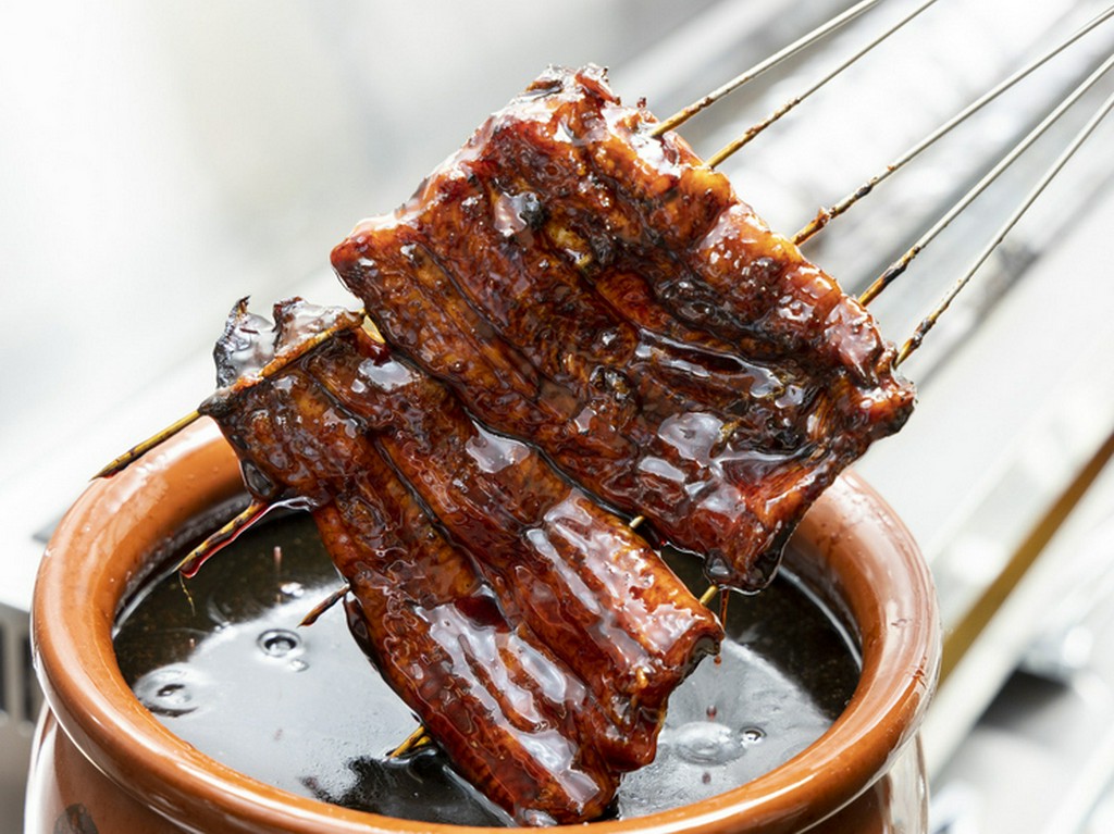 脂ノリが良い「うなぎ」を生きたまま仕入れ、注文後に捌く