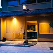 「円山公園」敷地内。それぞれの部屋の窓から庭園の様子を眺めることもできます。粋な大人の女子会にもオススメ。四季折々の風景を眺めつつ、ゆったり食事を満喫しませんか。
