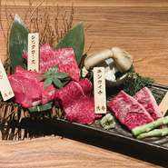 選りすぐりの素材で楽しむ焼肉に、肉寿司・牛刺しといった精肉店直営ならではのこだわりの逸品を堪能できるお店。記念日デートなど特別な日の食事にもピッタリなお店です。