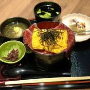 ・京の前菜
・和牛サーロインだし巻き重
・香の物
・すまし汁
・本日のデザート

※期間限定1ドリンクサービス

和牛サーロイン口の中で溶ろけます。
甘辛いすき焼きダレとだし巻き卵の組み合わせが最高!