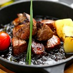 仕上げに特製オニオンソースを添えて。