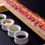 桜肉ロングユッケ寿司
