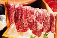 岐阜県飛騨の契約農家より直送の飛騨牛コウネを使用。濃厚ながらもさっぱりとした極上の肉質と、とろけるような脂の甘味を橙酢を使用した特製ポン酢とお好みの薬味でお楽しみください。
※2人前より承ります