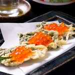 磯の香り豊かな海苔の天ぷらに食感の良いイクラをのせて。