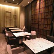 焼き菓子・デザート・季節のサラダが詰まった目にも楽しい三段重のほか、スコーン・ミニカレーまたはミニハンバーガー・ポテト・スープと盛り沢山な内容です。