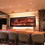 【環境にやさしい料理をテーマに】開放感のある広々とした店内。カウンターもご用意でおひとりでゆったりと楽しめます♪バーカウンターも御座いますのでワイン好きな方はおひとりでも！！