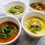 4種あるスープの中から2種、パン・ごはん・ライスヌードルの中から1種、さらに食前のハーブティーとニース風サラダがセットになったランチです。