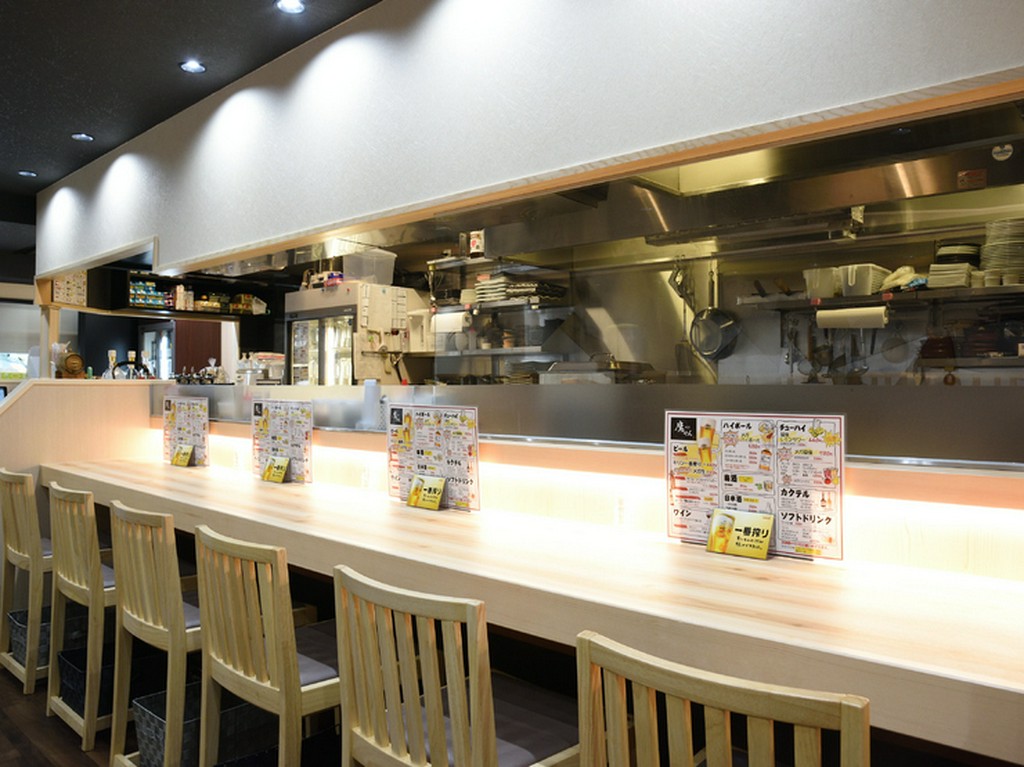 “ちょい飲み”からガッツリとした食事まで対応してくれる