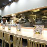 古本氏をはじめとしたスタッフが気さくに出迎えてくれるので、1人でも安心して訪れられます。お酒を片手に刺身をつまむのもよし、天ぷらやお肉料理も豊富で、ガッツリとお腹を満たしたい時にもオススメです。