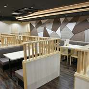 各席にコンセントがありフリーWi-Fiもあるので、料理がくるまでの間にパソコンを使った作業もできます。AndroidやiPhoneなど端末ごとの充電器も用意されているので、気軽に相談してみては。