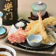 古本氏の推しメニュー。注文が入ってから蒸すため、届くまでの待ち時間には天ぷらを是非。季節によって具材は異なるので、どんな見た目なのか、味わいなのかは食べてからのお楽しみです。