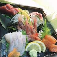 お造り3種盛り…803円
お造り単品もございます。