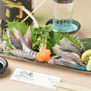 オーダーが入ったら水槽から取り出し、捌きたてを提供。程よい弾力のあるプリッとした歯応えで、噛み締めるたびに旨味があふれ出します。醤油はつけすぎず、“アジそのものの味わい”を楽しむのがオススメです。