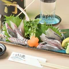 プリップリの食感がクセになる『泳ぎアジの姿造り』