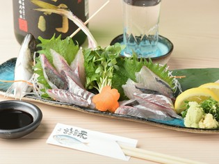 プリップリの食感がクセになる『泳ぎアジの姿造り』