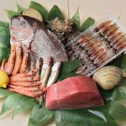 産地は絞らず、全国各地から取り寄せ。生きたまま仕入れるものもあり、鮮度抜群です。お肉や野菜にもこだわっているのだそう。その時々の旬のものもあるので「季節の味覚」を堪能できるのも嬉しいポイントです。