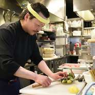 「お客さまに喜んでもらうことを第一に考え、お客さま視点を忘れないようにしています」と語る古本氏。さまざまなシーンで使えるようにと、テーブル席だけでなく小上がりやカウンターも完備しています。