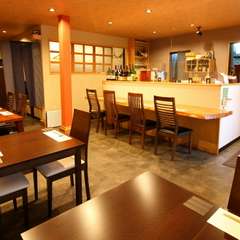 風情溢れる和風のテイストで、ゆったりと落ち着ける店内