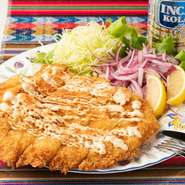 人気メニュー『ミラネッサ・デ・ポジョ』は、大きな鶏胸肉のカツレツ。南米全土で食べられている人気料理です。鶏肉を薄く引き伸ばし、カラッと揚げてあるので、さっぱりと食べやすいのが特徴です。