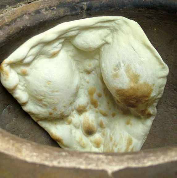 本場の窯で焼くナン
