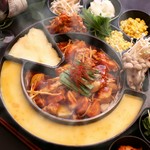 本場韓国ヤンニョン仕込みの甘辛い自家製ダレで味付け。