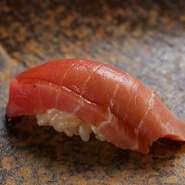 豊洲の老舗仲卸から仕入れる近海ものの本マグロなど、店主自らが目利きした厳選素材を使った鮨が同店の魅力。江戸前の伝統を守った丁寧な仕事で仕上げられた、本格江戸前鮨を堪能できます。