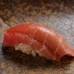 確かな目利きの上質素材と江戸前の伝統を守った極上鮨を楽しめる