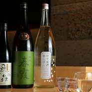奈良の無濾過生酒『風の森』や秋田『春霞』、千葉の蔵元による純米大吟醸生原酒『甲子　春酒香んばし』など、鮨と相性の良い日本酒を季節ごとにラインナップ。伝統の江戸前鮨と和酒のマリアージュを楽しめます。