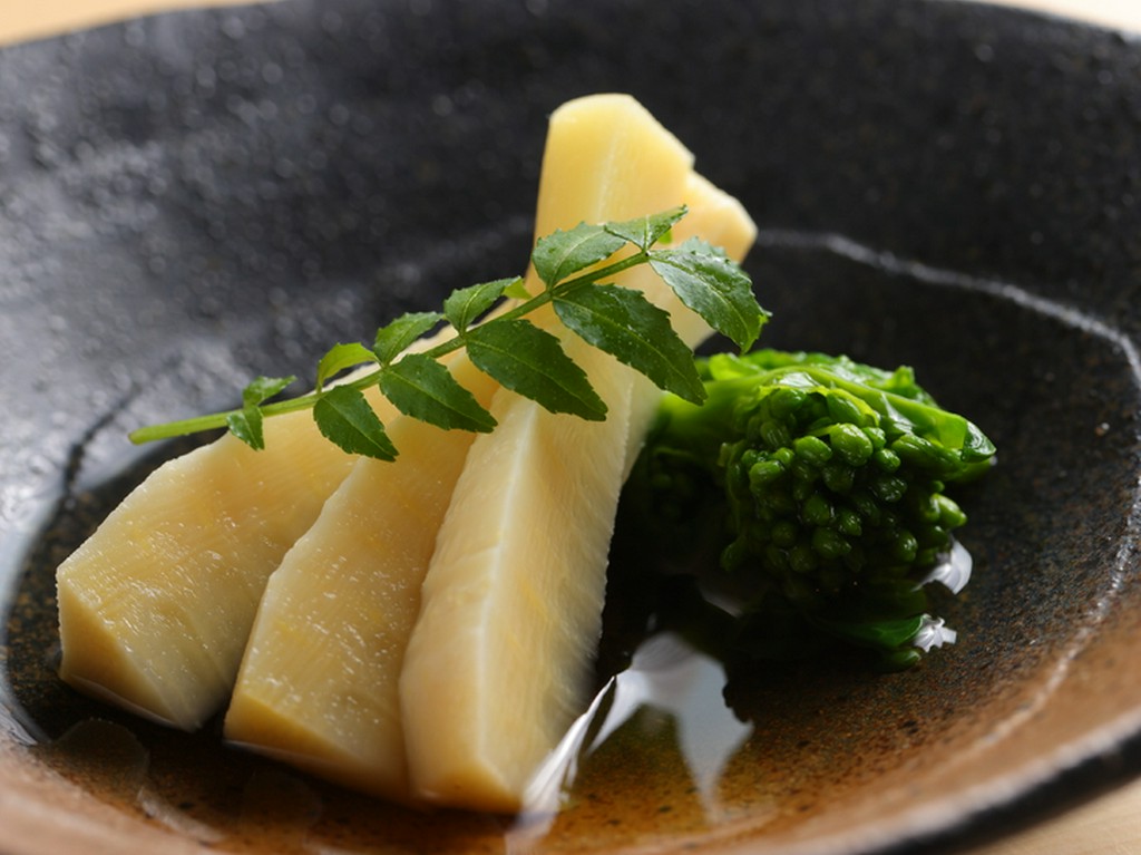 季節の移ろいを堪能できる2種のコース料理を用意