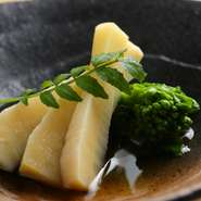 メニューはコースのみ2種。旬のネタを握った鮨と、焼き物、炊き合わせなどの料理を組み合わせた『おまかせコース』と、鮨中心にじっくり堪能できる『握りコース』から選べます。大切な人との特別な記念日にも。