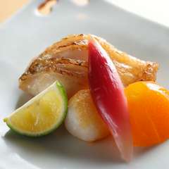 季節の魚介を焼き物でも『ノドグロの塩焼き』