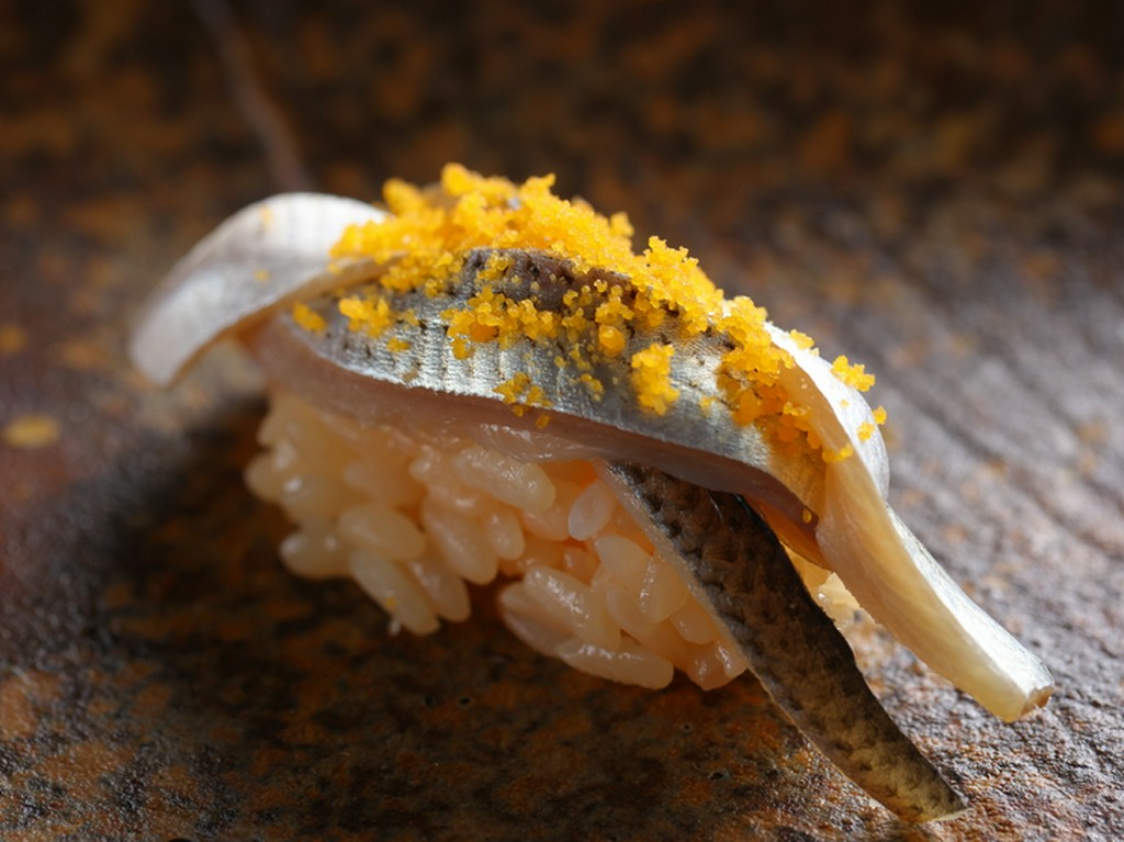 江戸前伝統の技が光る『コハダの黄身おぼろ』