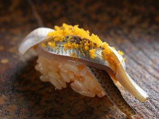 江戸前伝統の技が光る『コハダの黄身おぼろ』