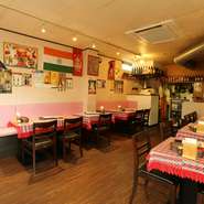 ネパールやインドの国旗が飾られた店内は、ゆっくりくつろげるリラックス空間。壁側がベンチシートになっているため、小さな子どもを連れたファミリー客も安心して食事ができます。