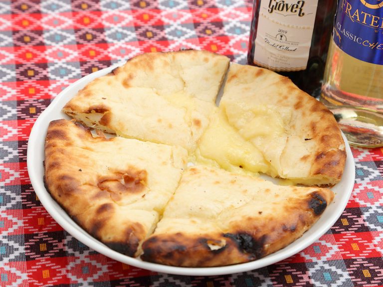 外はパリッ、中はとろ〜り！　おつまみにもなる『チーズナン』