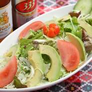 シャキシャキのレタスや真っ赤なトマトなど、毎朝仕入れる新鮮野菜を堪能できる一品。数種類から選べるドレッシングは、すりおろした野菜が入った店オリジナルがオススメです。