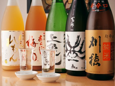 料理と相性が良いもののみを厳選。希少銘柄を含む日本酒が充実