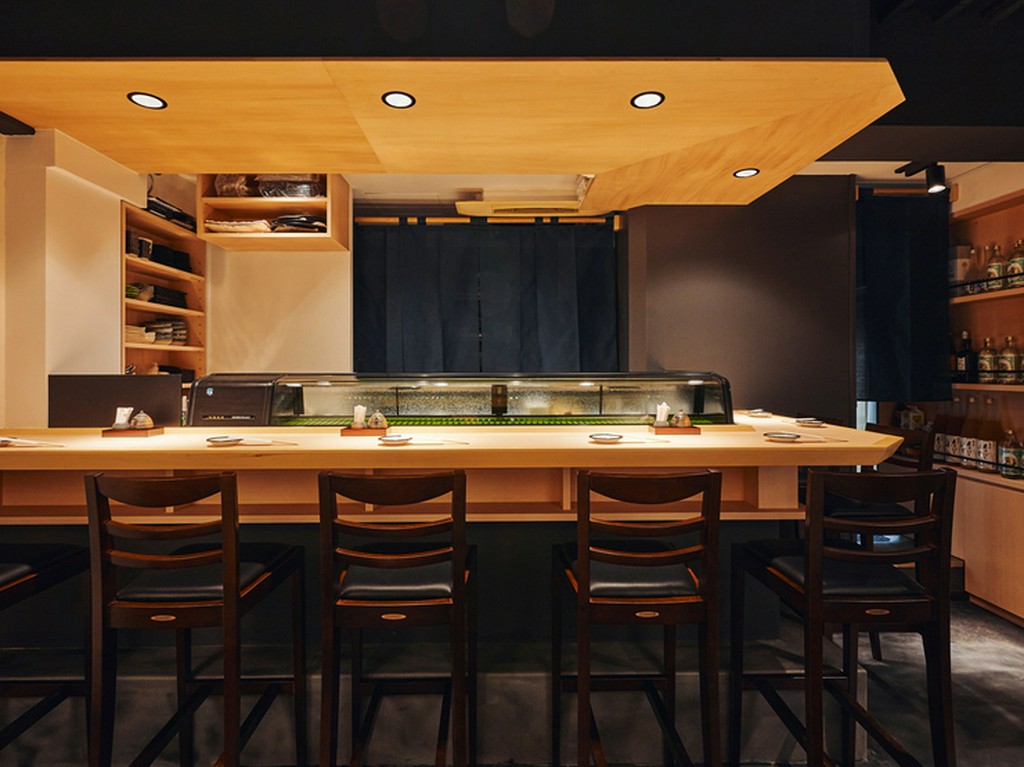 寿司店の特等席で、寿司通気分を満喫。料理長との会話もご馳走