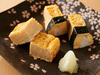 差しつ差されつ、日本酒を片手に語り、味わう大人のひととき