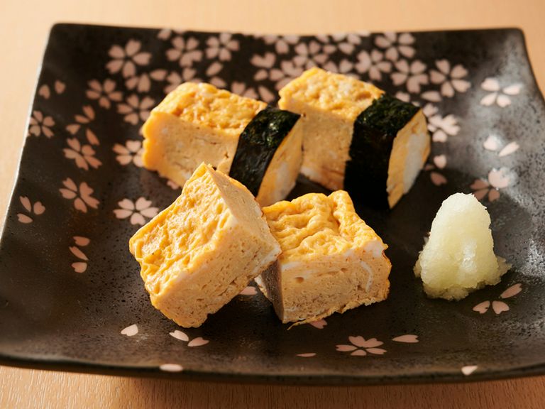 玉子つまみ(写真手前)