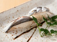 江戸前寿司の代表、伝統の手法で旨みを引き出した『コハダ』