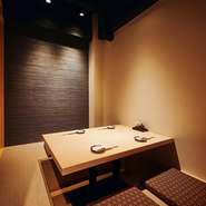 高級感のある和空間でゆったり過ごせる【すし　ゆう紀】。個室が完備されているので、身近な人と周りを気にせず食事を楽しめます。カウンター席にも十分なスペースが確保され、お一人様にも居心地の良い寿司店です。