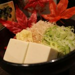 昆布醤油とマグロ糸がきに生姜にネギは最高のマッチ（※画像は冷奴です。）