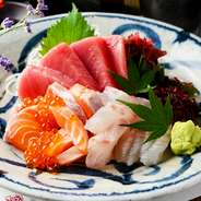 鮮度抜群のお刺身！本マグロもございます。旬の魚介を様々なルートで仕入れ。食材にも大変拘りをもっています。鮮度抜群のお刺身七種盛りもご用意しております。是非ご賞味下さい。
