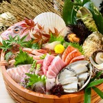 鮮度抜群のお刺身！　本マグロもございます。旬の魚介を様々なルートで仕入れ。食材にも大変拘りをもっています。鮮度抜群のお刺身七種盛りもご用意しております。是非ご賞味下さい。