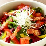 肉厚のホエー豚ベーコン入りのシーザーサラダ。やっぱり美味しい！